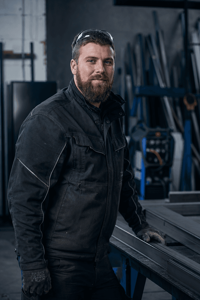 Metallbauer beim Schweißen in einer Werkstatt