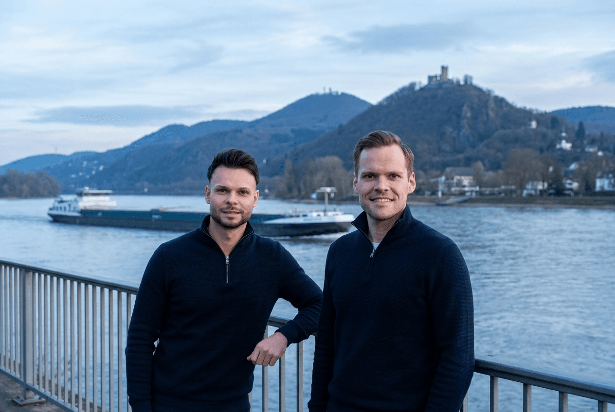 Christian Köhn und Dominik Ley, Gründer von heylead, am Rheinufer in Bonn vor dem Siebengebirge