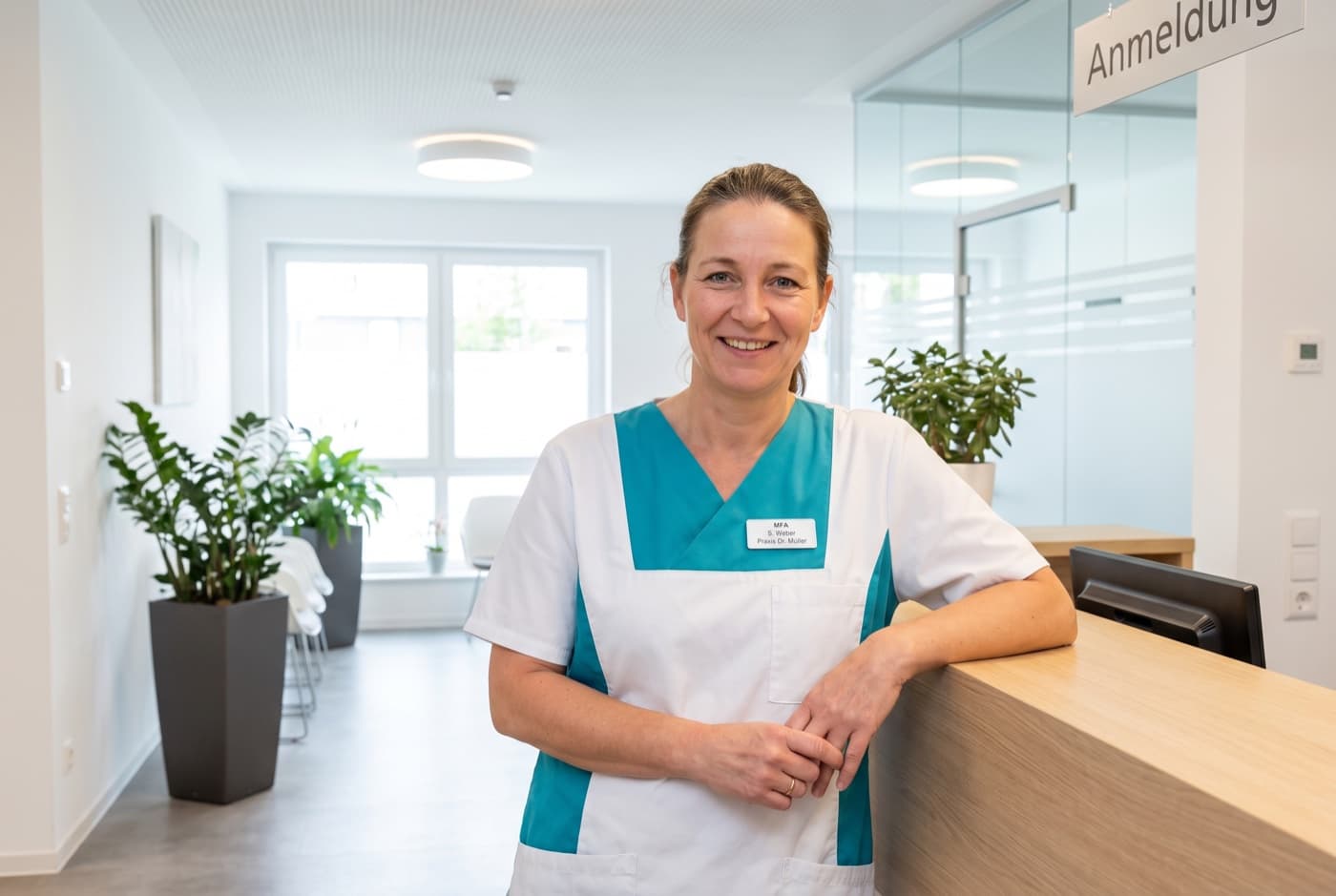 Medizinische Fachangestellte an der Anmeldung einer Arztpraxis