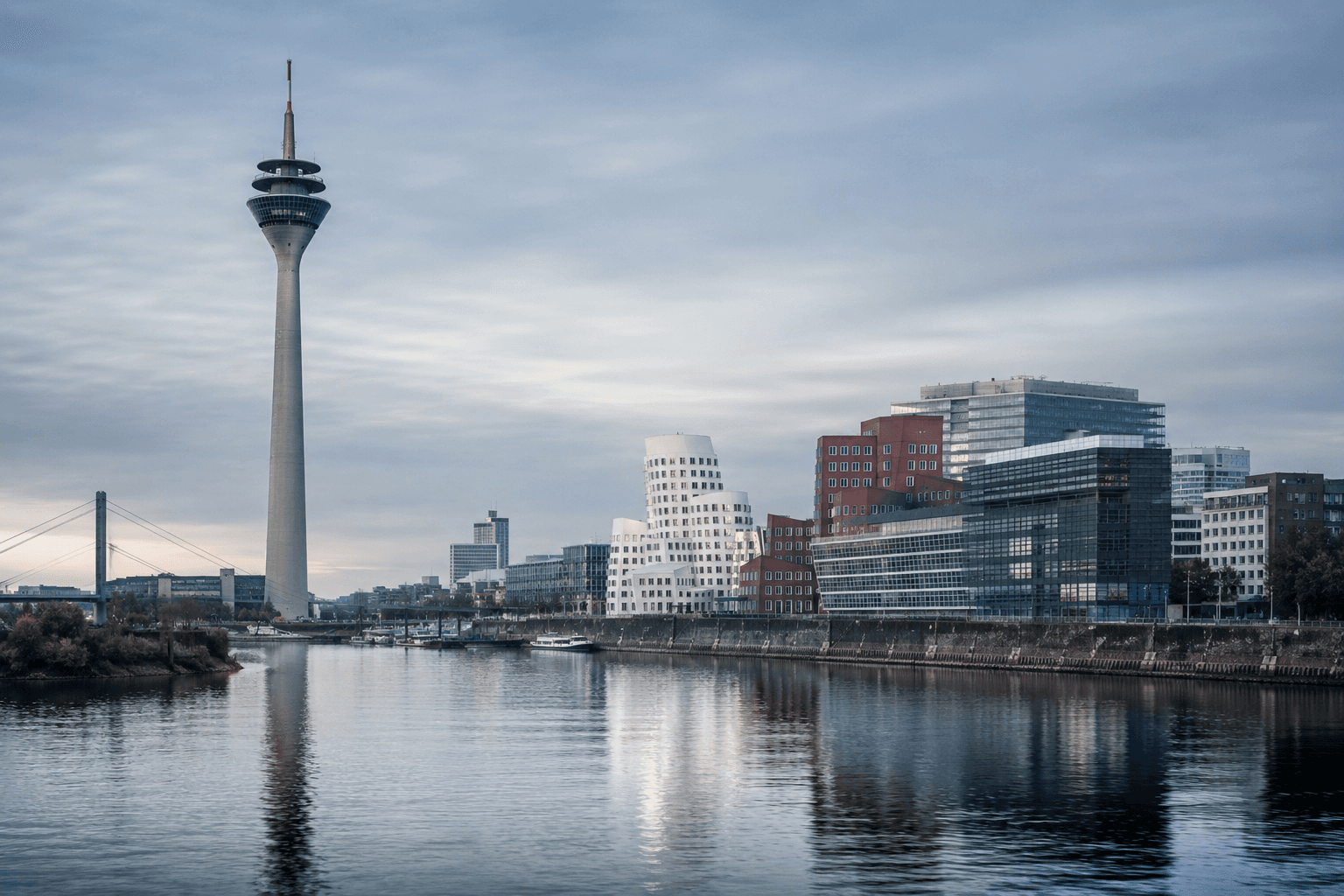 Düsseldorfer Rheinturm und der moderne Medienhafen am Rhein
