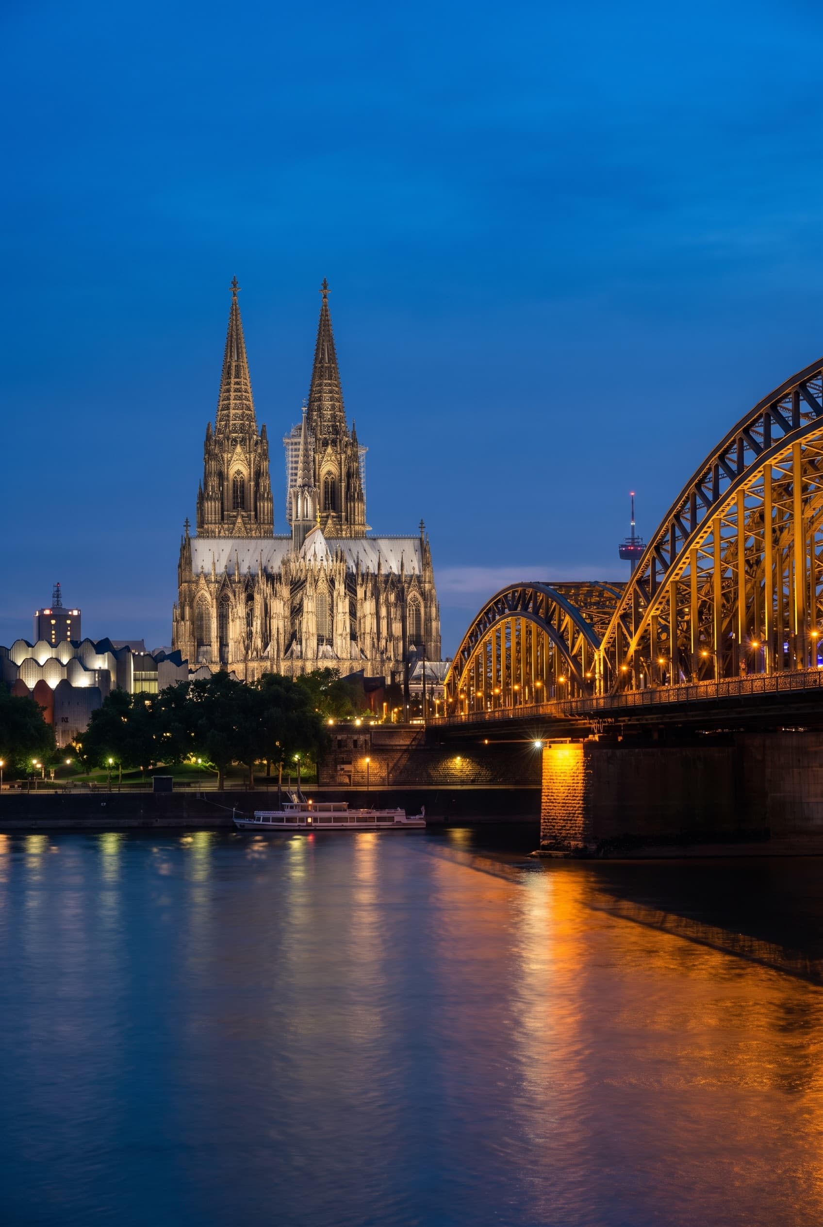 Kölner Dom und Hohenzollernbrücke am Rhein