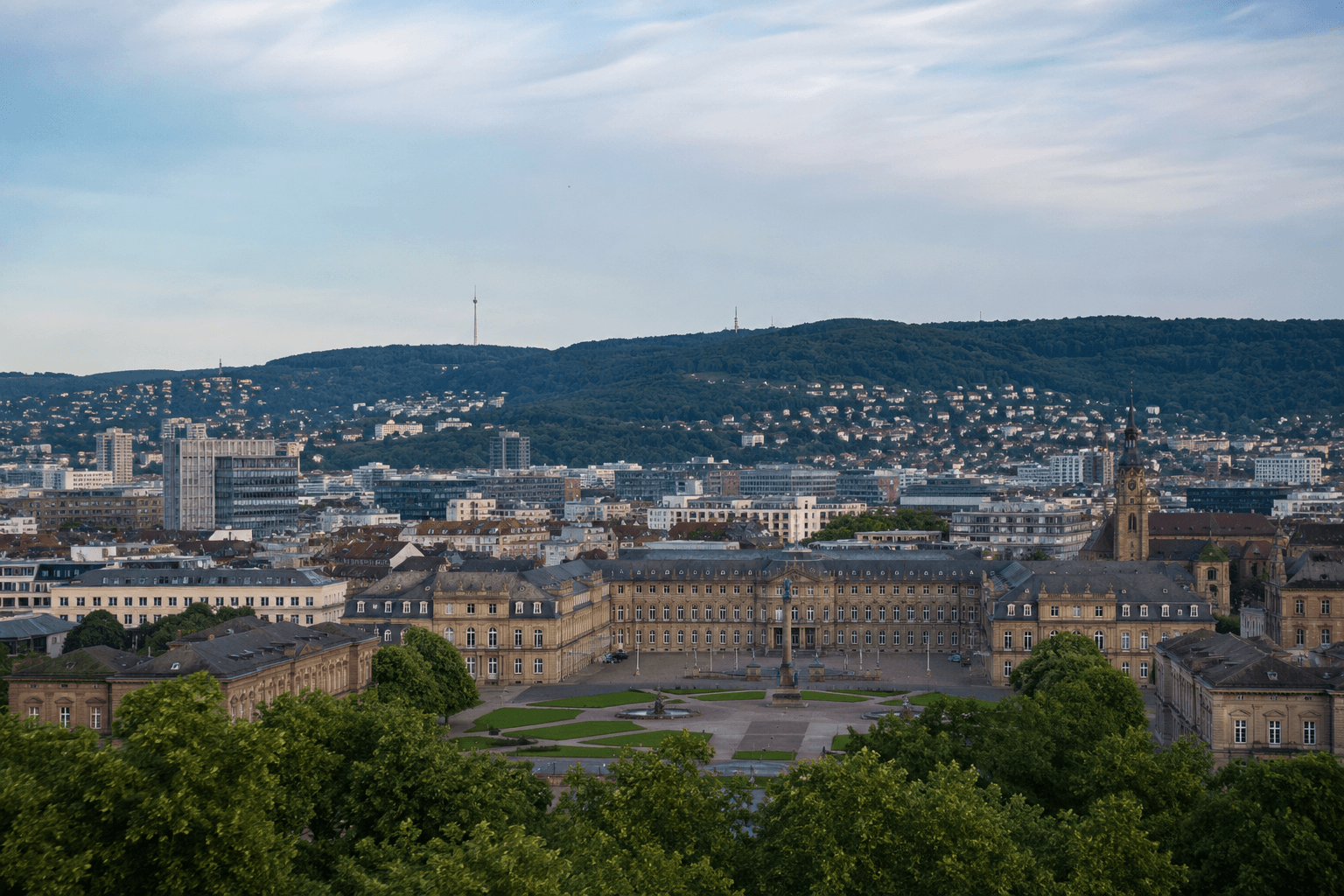 Stuttgarter Schlossplatz mit Neuem Schloss und den Weinbergen im Hintergrund